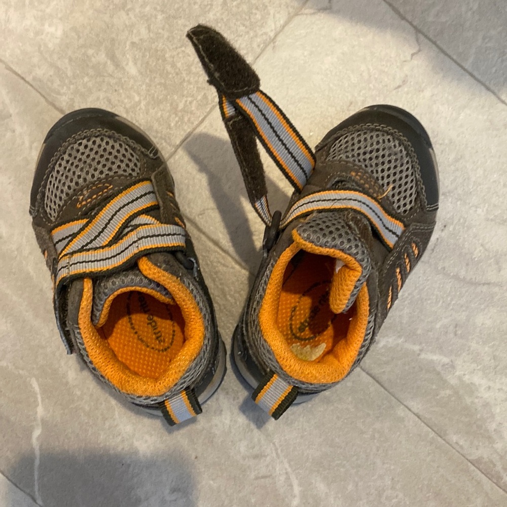Stride Rite Osmond Velcro sneakers. Size 5 w wide